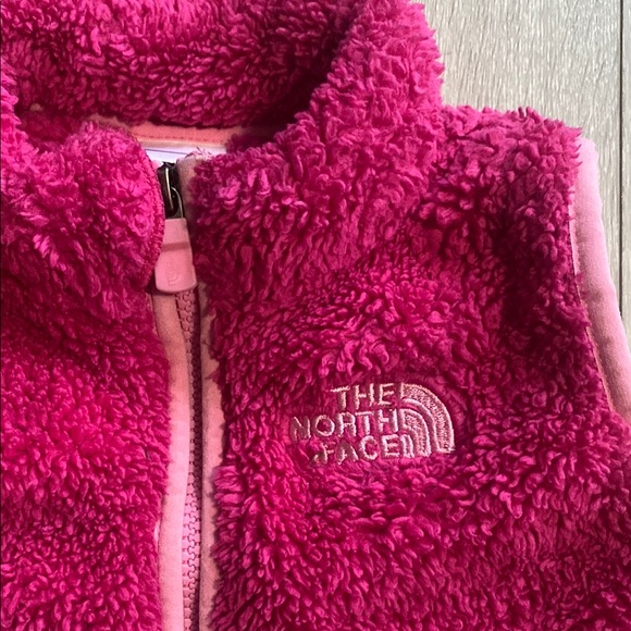 The North Face Pink Fuzzy Vest Girls Infant Toddler Sz 18 24 months 2T Light - Picture 2 of 7